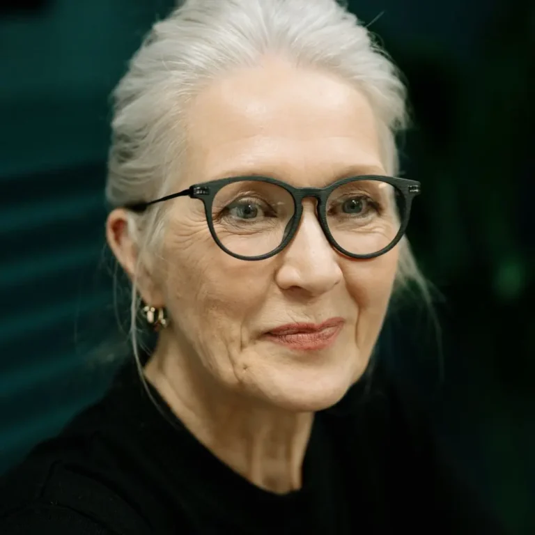 Shoulder length gray layered haircut ideas on a smiling mature woman with silver layered hair