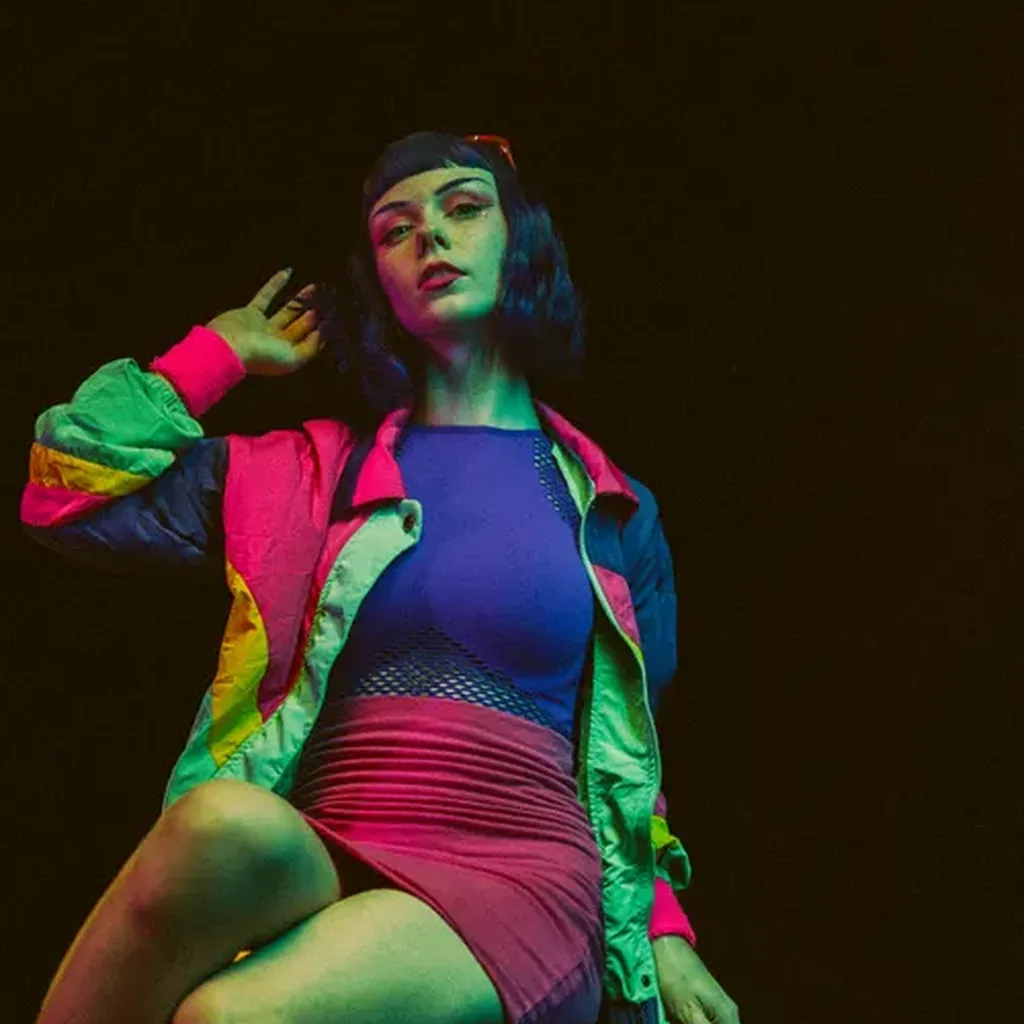 Woman in a bold neon 1980s colour-block outfit, retro glam 80s style outfits inspiration