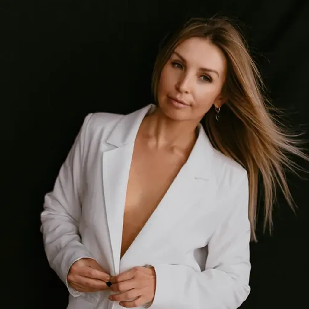 Woman in a white power-shoulder blazer suit, classic 80s style outfits power dressing