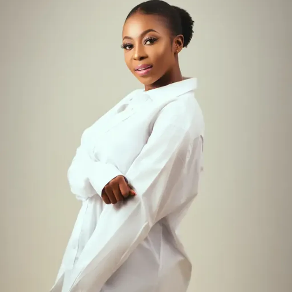 Woman in an oversized white shirt, effortless 80s big shirt outfit