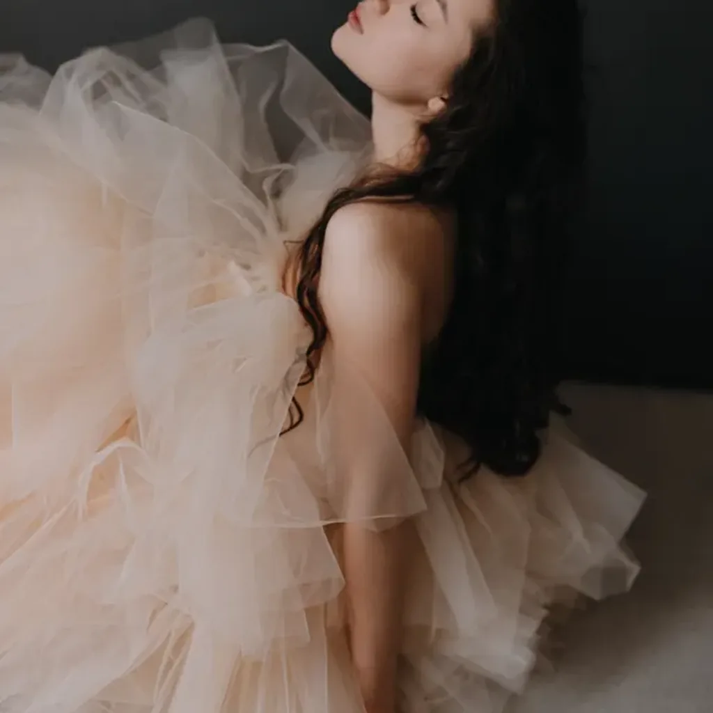 Woman in a soft tulle skirt party outfit, dreamy 80s prom inspired look