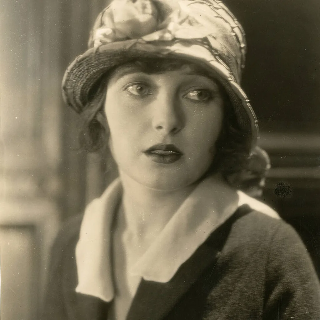 Woman in a 1920s cloche hat, a vintage flapper era last minute costume idea